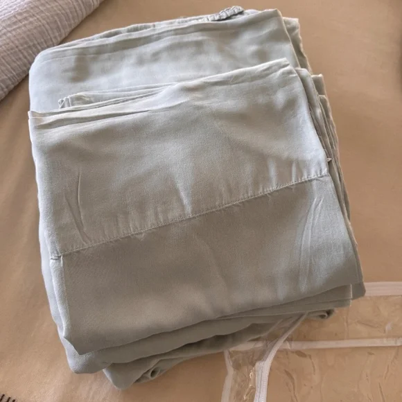 Bella Notte Queen Madera Luxe Sheet Set in Eucalyptus - Queen - Picture 2 of 2